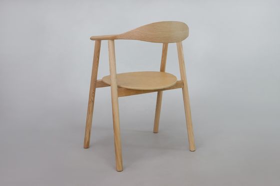 Chaise de salle à manger en bois massif à dos haut entièrement assemblée pour meubles de maison dans un restaurant moderne
