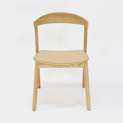 Améliorez votre restaurant ou votre hôtel avec une chaise de salle à manger en bois massif en matériau de cadre en bois de cendres / caoutchouc