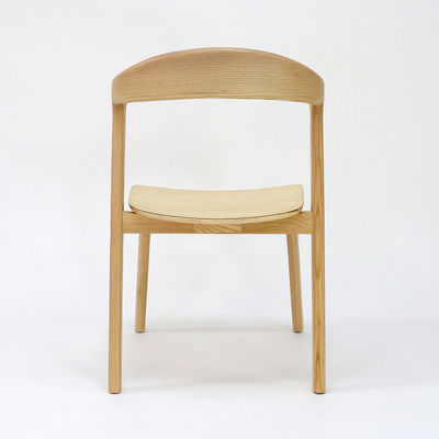 Améliorez votre restaurant ou votre hôtel avec une chaise de salle à manger en bois massif en matériau de cadre en bois de cendres / caoutchouc