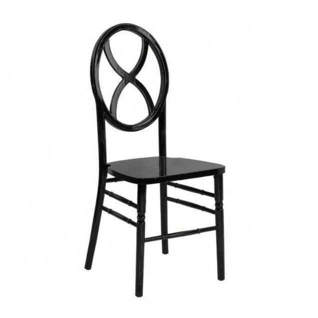 Pas de chaises de banquet pliées en bois massif empilées pour les meubles d'hôtel
