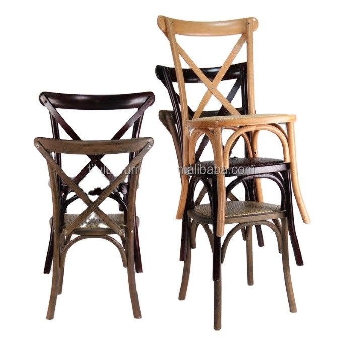 Style moderne D50*W42*H89CM Chaise à dos croisé en bois massif X empilable avec coussin de rotin pour la réception de mariage en plein air