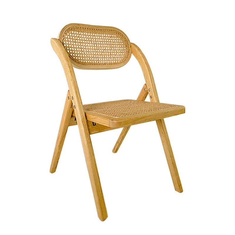 Une chaise en bois avec un siège et un dos en rotin