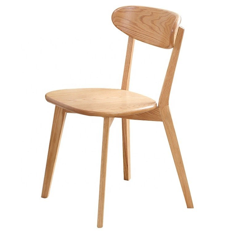 Une chaise de salle à manger en bois scandinave durable, un ajout parfait à vos meubles de salle à manger.