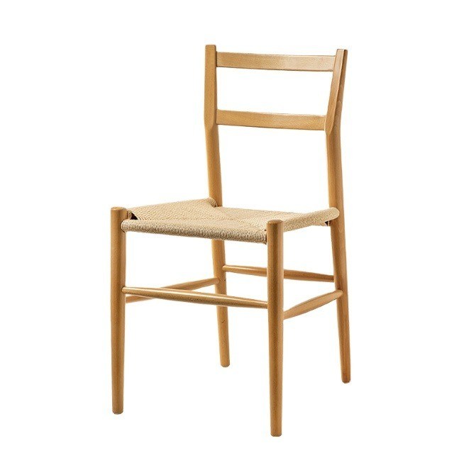 Une chaise solide en bois avec un coussin de cordon tissé, le complément parfait à votre bureau d'étude et café de loisirs.