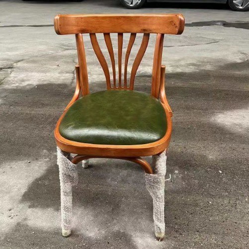 Des chaises en bois de design moderne avec rocker et tapis en cuir en PU de style nordique