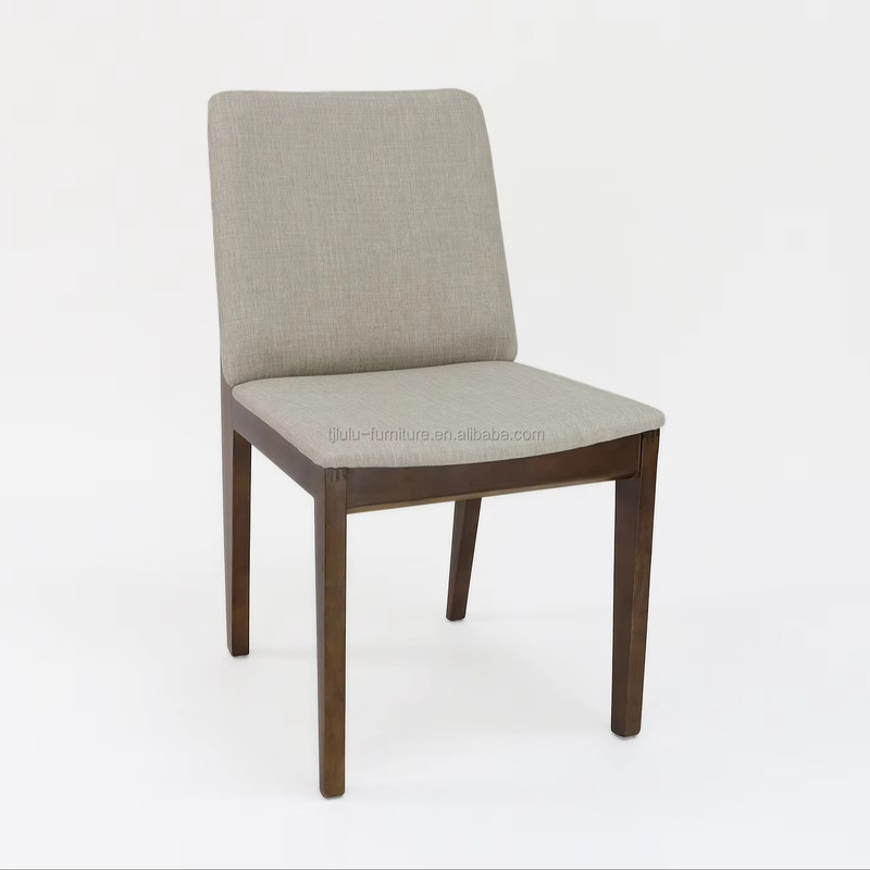 Chaise à manger en bois massif de finition en nitrolacque de style moderne avec tapisage et bras d'accent