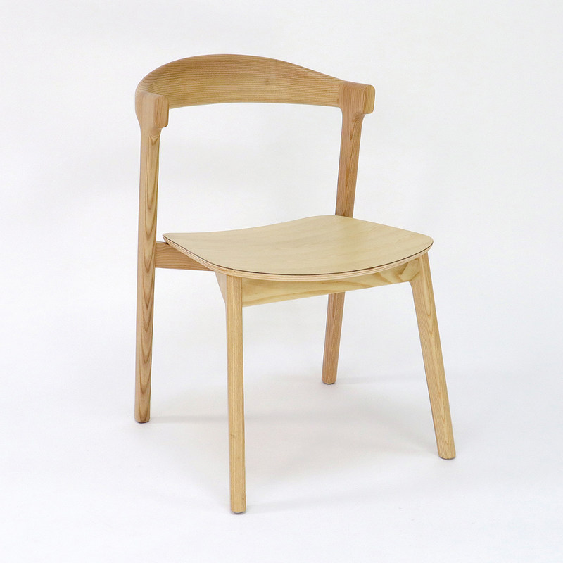 Améliorez votre restaurant ou votre hôtel avec une chaise de salle à manger en bois massif en matériau de cadre en bois de cendres / caoutchouc